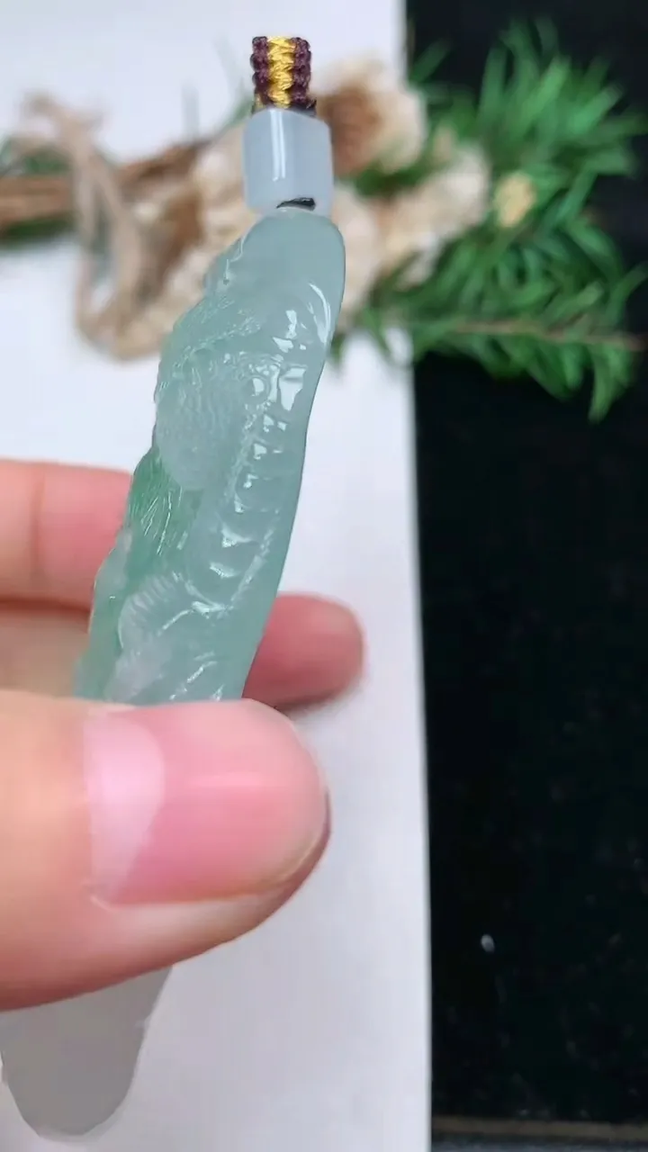 天然A货翡翠龙牌吊坠，尺寸73.9-48.2-10.6，重量:71.32g
1月25日