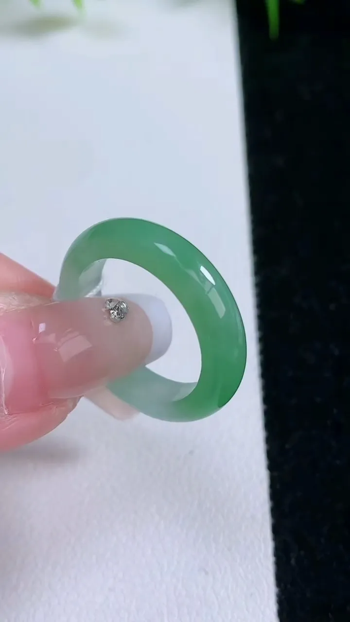 天然A货翡翠指环戒指，尺寸18.2-4.8-3.4，重量:3.64g2026年1月25日
工厂直销收藏佳品,种好水足，色泽均匀，有种有色，上手高大气！