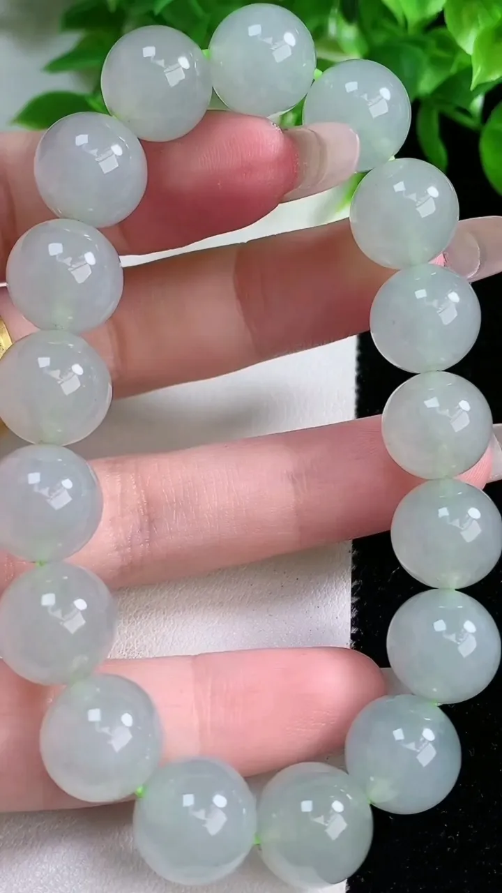 天然A货翡翠圆珠手串，尺寸11.8-17颗，重量:50.25g1月25日
工厂直销收藏佳品,种好水足，色泽均匀，有种有色，上手高大气！