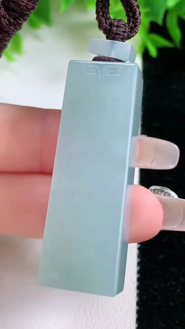 天然A货翡翠无事牌吊坠，尺寸46.8-15.3-10.3，重量:30.29g
1月25日