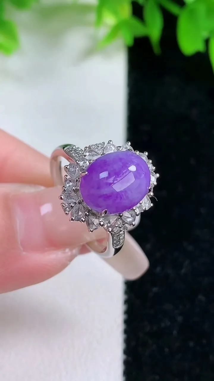 天然A货翡翠18K金紫罗兰蛋面戒指，尺寸17-10.6-8-10.8，重量:3.81g2026年1月25日
工厂直销收藏佳品,种好水足，色泽均匀，有种有色，上手高大气！