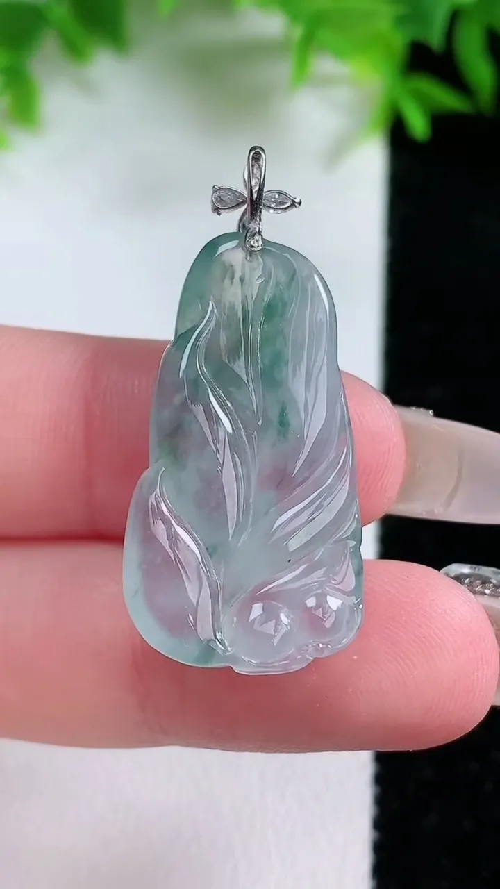 天然A货翡翠种飘花九尾狐吊坠，尺寸28-16-6，重量:5.01g
1月25日