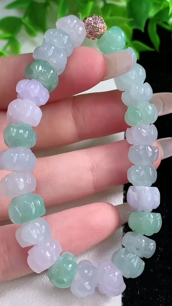 天然A货翡翠莲花手串，尺寸9-5.6，重量:28.41g1月25日
工厂直销收藏佳品,种好水足，色泽均匀，有种有色，上手高大气！