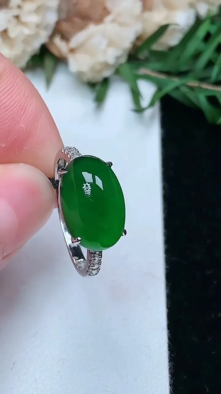 天然A货翡翠蛋面戒指，尺寸17-13.3-8.9，重量:2.80g2026年1月25日
工厂直销收藏佳品,种好水足，色泽均匀，有种有色，上手高大气！