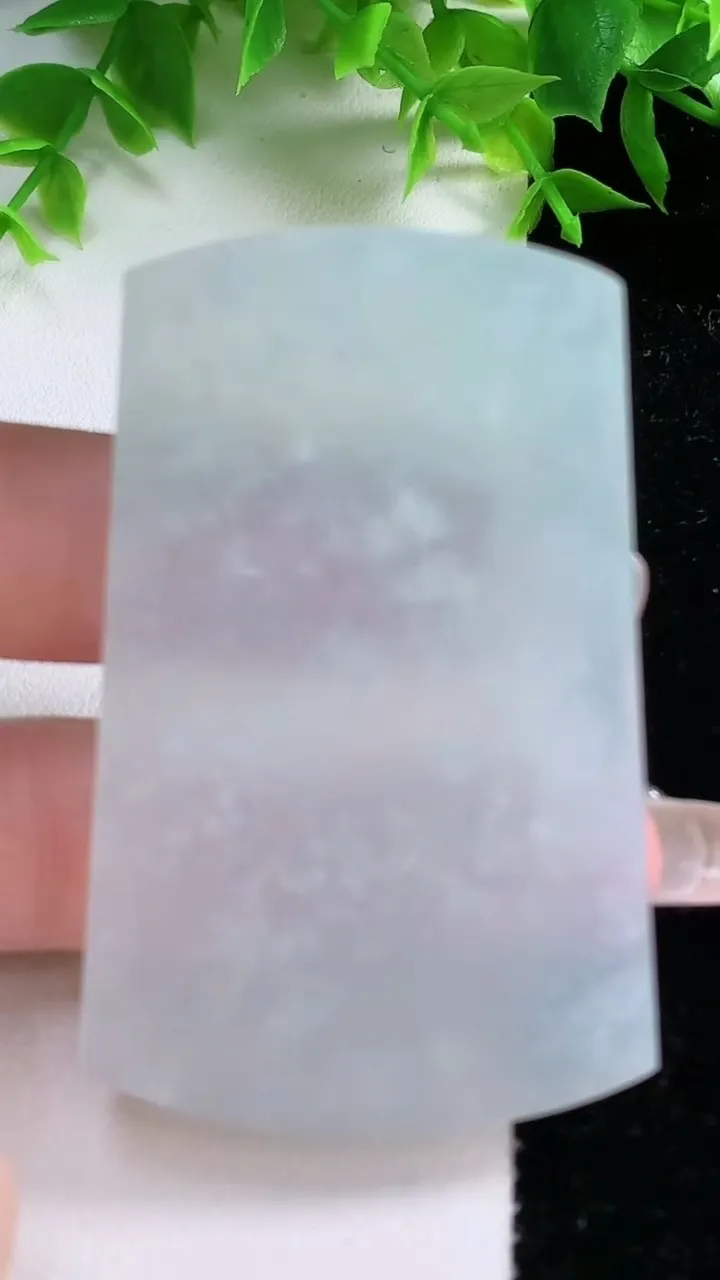 天然A货翡翠无事牌镶嵌件，尺寸58.6-37.8-5.4，重量:37.28g
1月25日