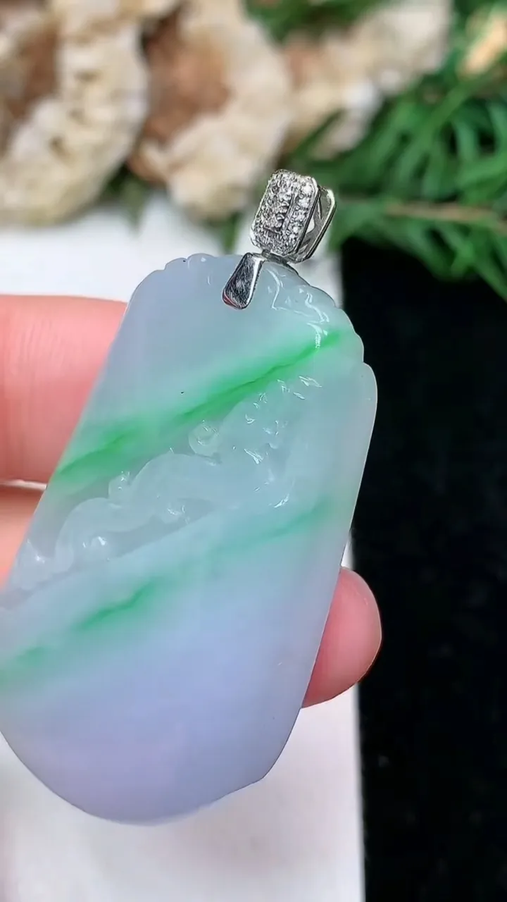 天然A货翡翠k金春带彩 紫罗兰龙牌吊坠，尺寸38.5-24.3-5.8，重量:13.39g
1月25日