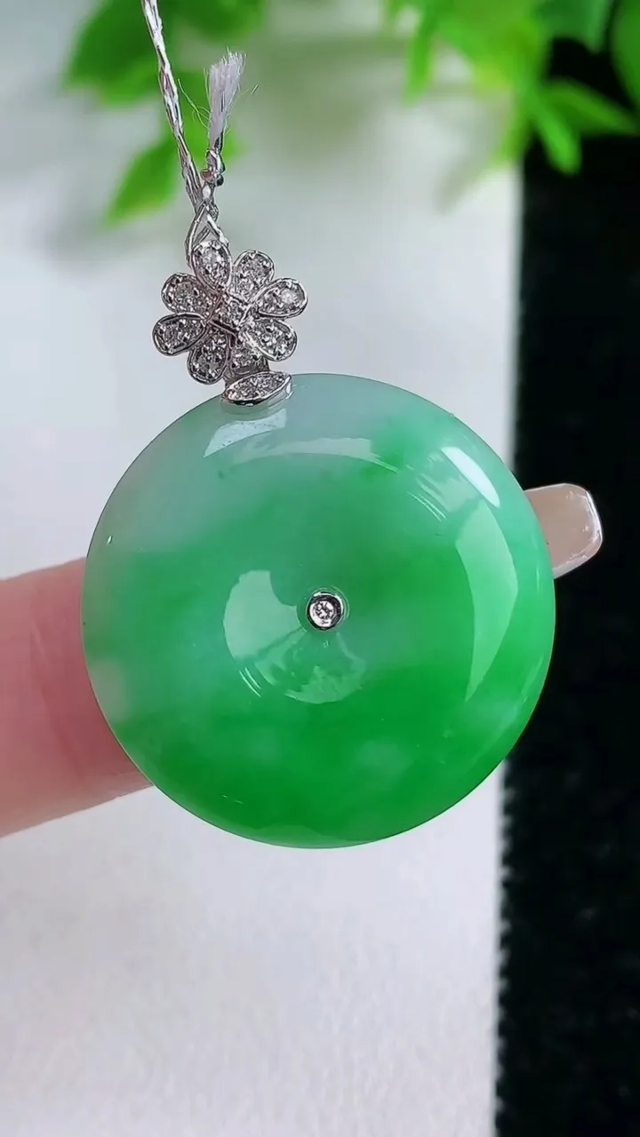 天然A货翡翠平安扣吊坠，尺寸23.7-5，重量:6.80g
1月25日