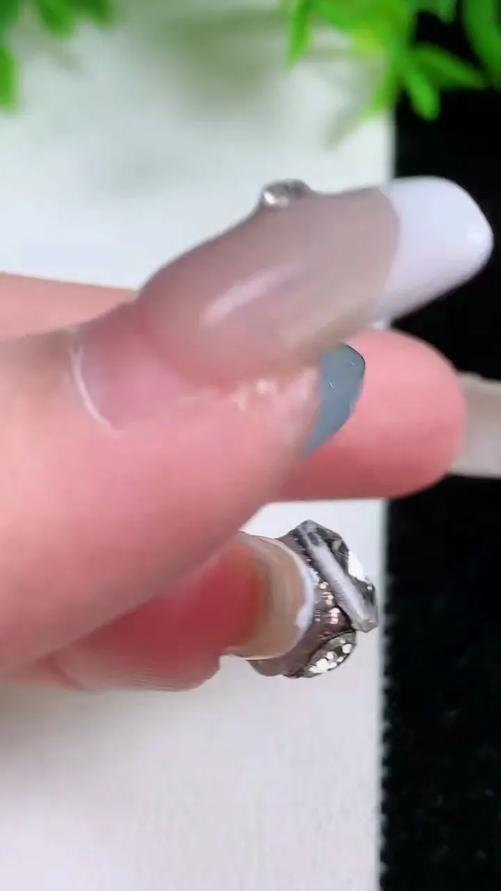 天然A货翡翠种飘花平安扣吊坠，尺寸23.5-6.7，重量:7.49g
1月25日