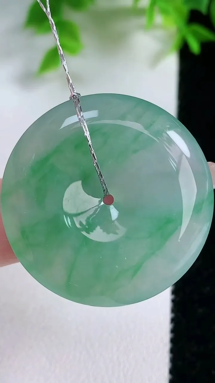 天然A货翡翠平安扣吊坠，尺寸31.8-5.7，重量:12.10g
1月25日