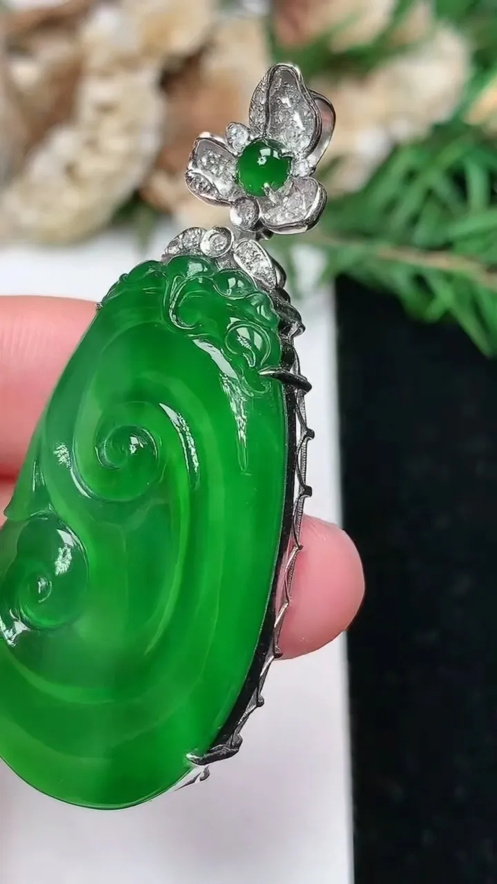 天然A货翡翠如意吊坠，尺寸38-22-8，重量:9.80g
1月25日