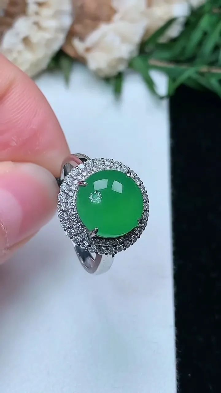 天然A货翡翠蛋面戒指，尺寸17.3-9.6，重量:4.26g2026年1月25日
工厂直销收藏佳品,种好水足，色泽均匀，有种有色，上手高大气！