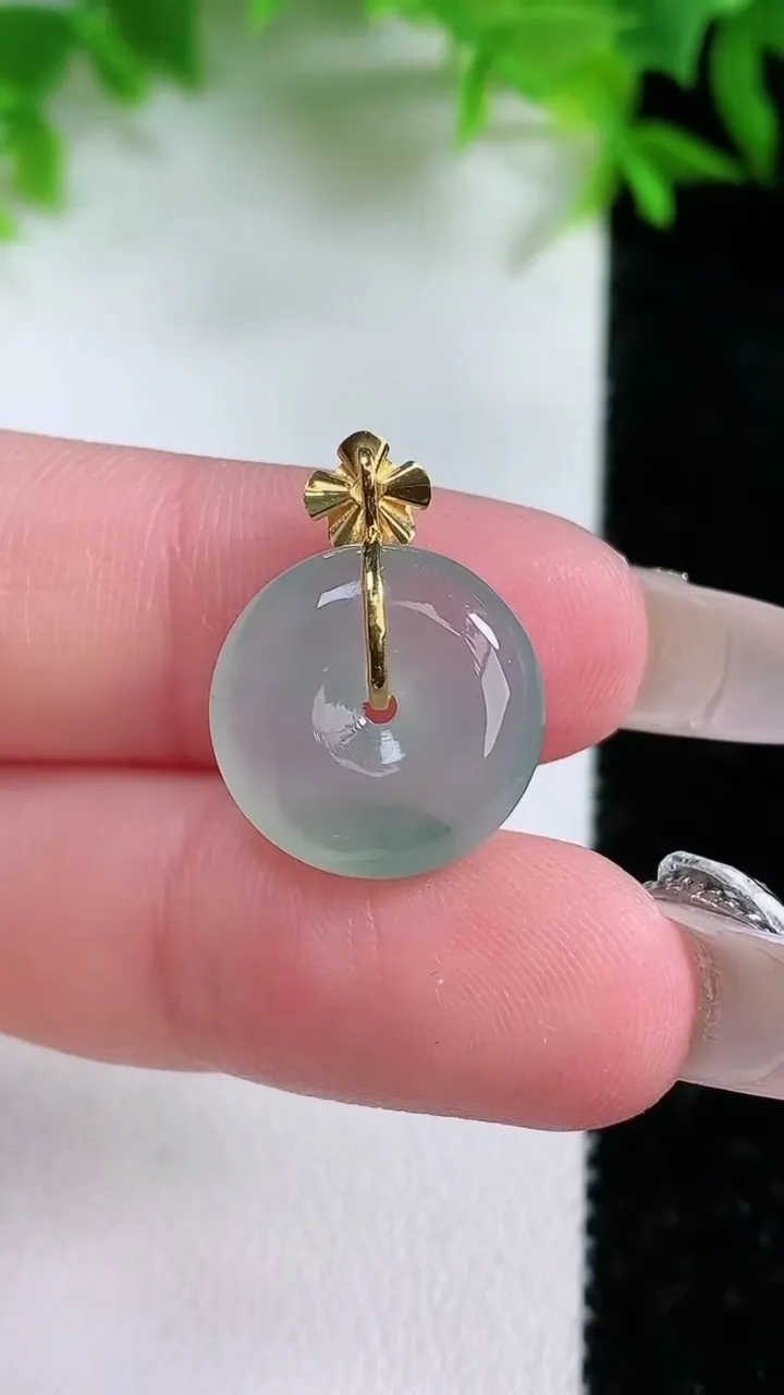 天然A货翡翠种飘花平安扣吊坠，尺寸15-6，重量:3.47g
1月25日