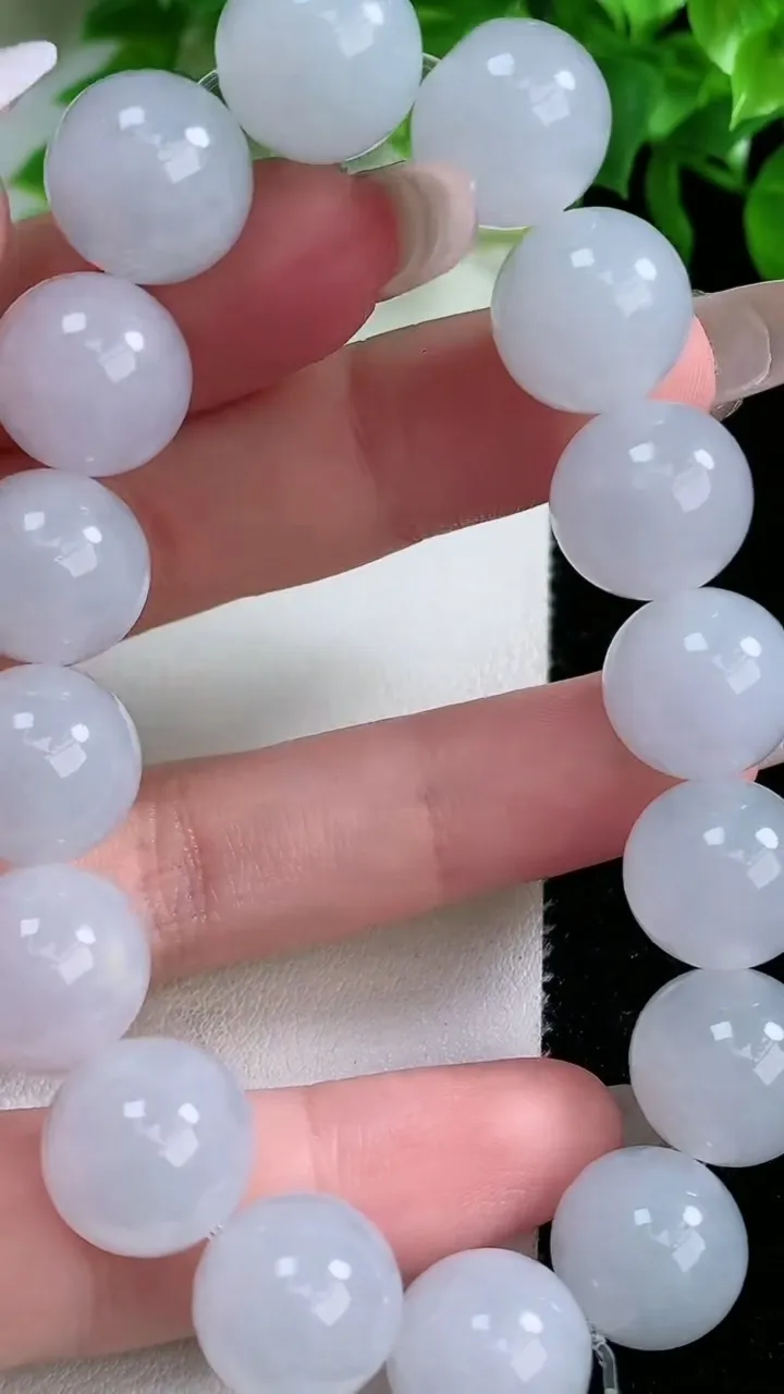 天然A货翡翠圆珠手串，尺寸12.7-16颗，重量:57.17g1月25日
工厂直销收藏佳品,种好水足