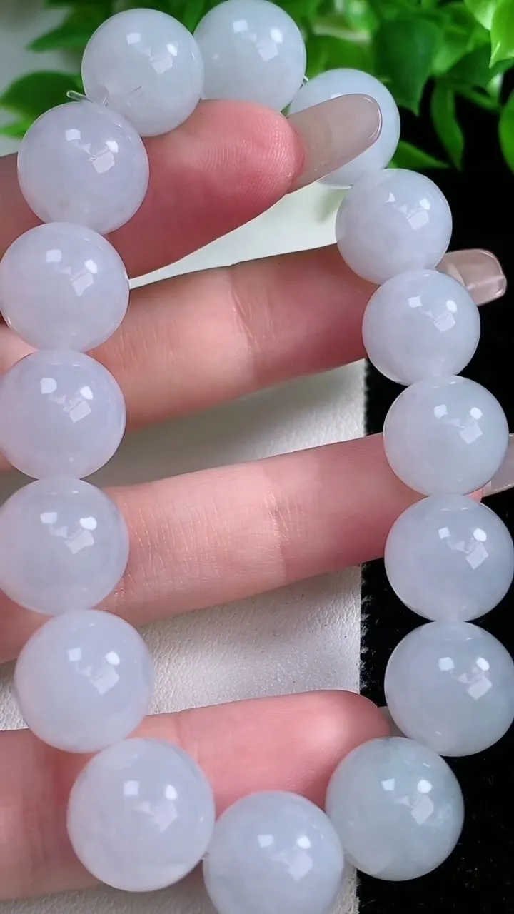 天然A货翡翠圆珠手串，尺寸12.5-16颗，重量:57.74g1月25日
工厂直销收藏佳品,种好水足，色泽均匀，有种有色，上手高大气！