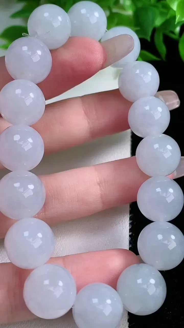 天然A货翡翠圆珠手串，尺寸12.5-16颗，重量:57.74g1月25日
工厂直销收藏佳品,种好水足