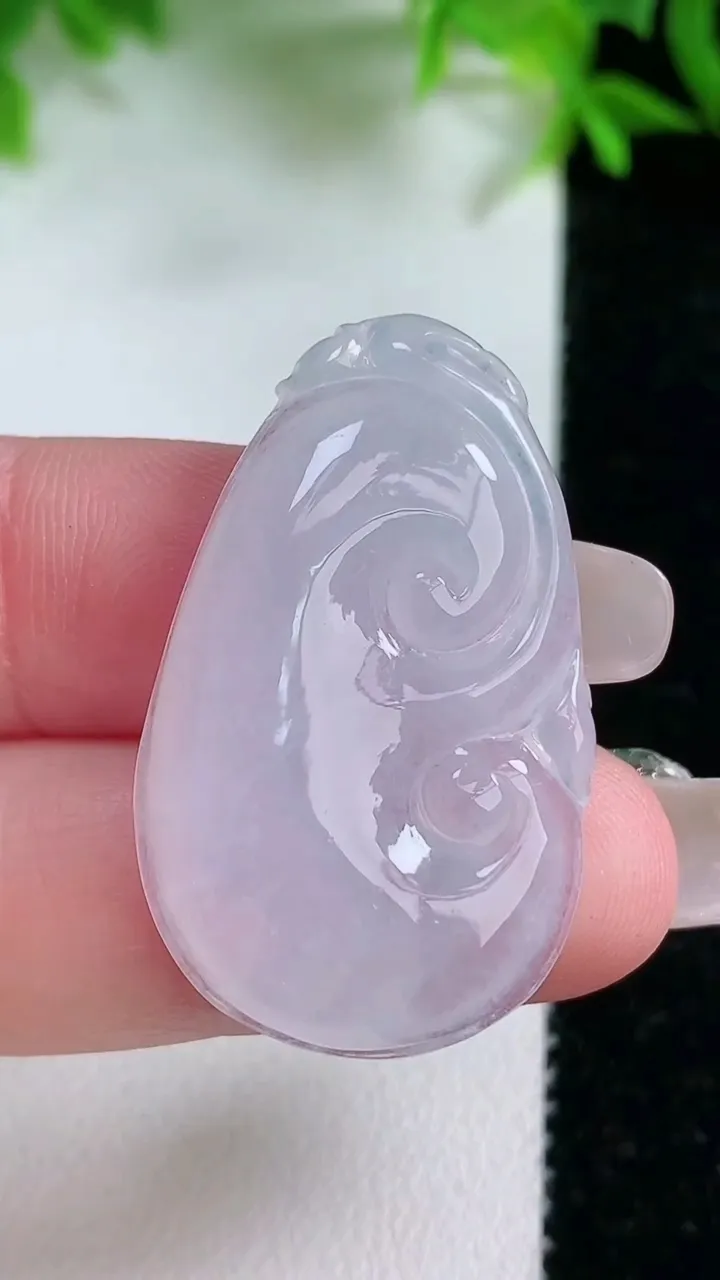 天然A货翡翠如意吊坠，尺寸35-21-5，重量:6.80g
1月25日