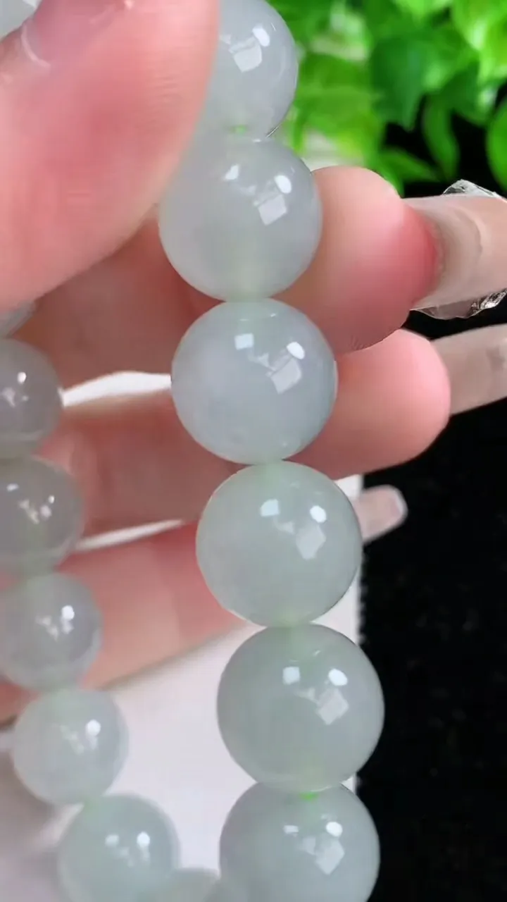 天然A货翡翠圆珠手串，尺寸11.8-17颗，重量:50.25g1月25日
工厂直销收藏佳品,种好水足，色泽均匀，有种有色，上手高大气！