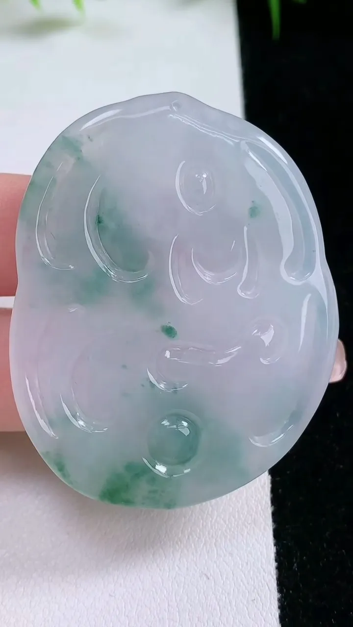 天然A货翡翠冰种飘花御龙观音菩萨吊坠，尺寸50.3-40.4-4.8，重量:20.77g
1月25日