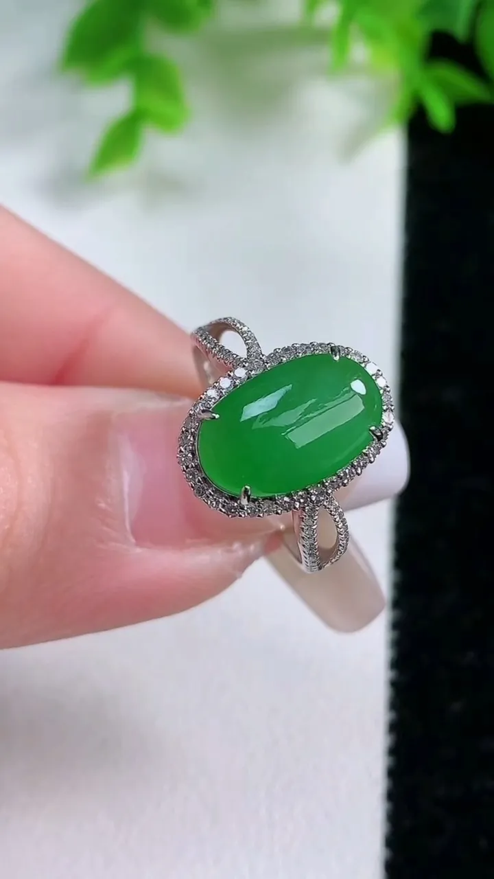 天然A货翡翠蛋面戒指，尺寸17.4-12-7.4-6，重量:2.68g2026年1月25日
工厂直销收藏佳品,种好水足，色泽均匀，有种有色，上手高大气！