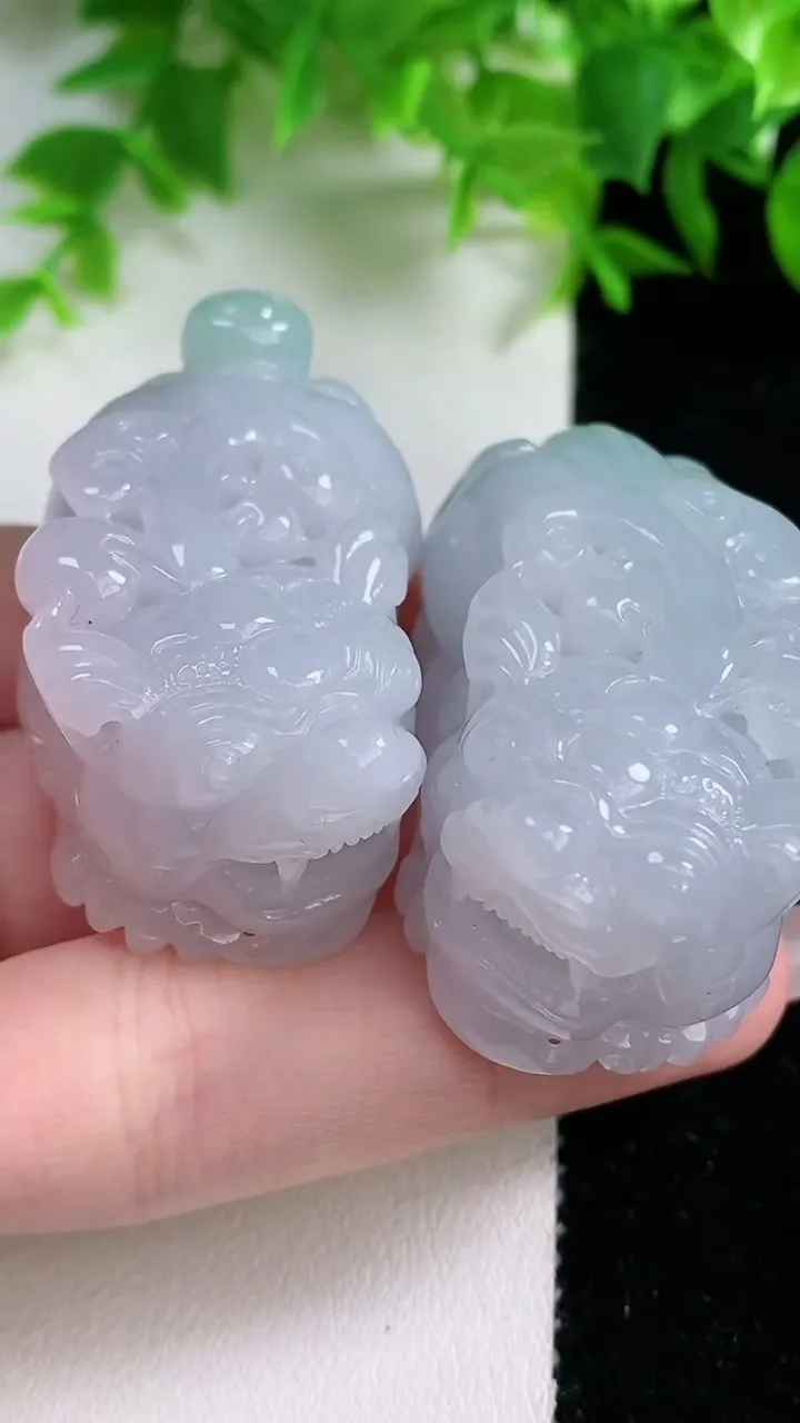 天然A货翡翠春带彩紫罗兰貔貅吊坠一对，尺寸45.8-25.5-18.6，重量:101.53g
1月25日