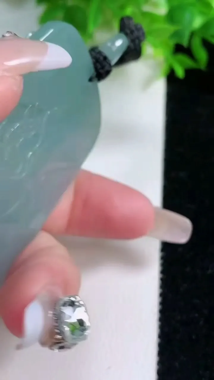 天然A货翡翠虚空藏菩萨吊坠，尺寸66-42-5.4，重量:43.87g
1月25日