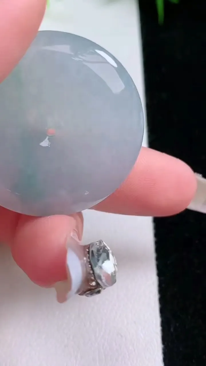 天然A货翡翠平安扣吊坠，尺寸34-6，重量:15.65g
1月25日