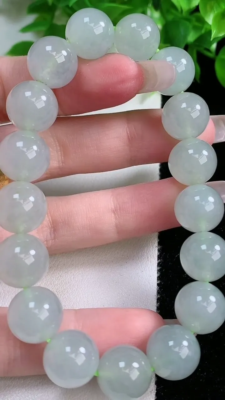 天然A货翡翠圆珠手串，尺寸11.8-17颗，重量:50.25g1月25日
工厂直销收藏佳品,种好水足，色泽均匀，有种有色，上手高大气！