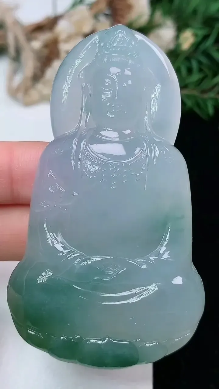 天然A货翡翠观音菩萨吊坠，尺寸68.2-39.3-9.5，重量:47.21g
1月25日