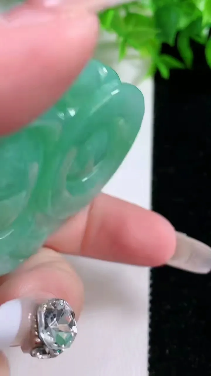 天然A货翡翠佛公吊坠，尺寸50.5-51.3-11.5，重量:48.39g
1月25日