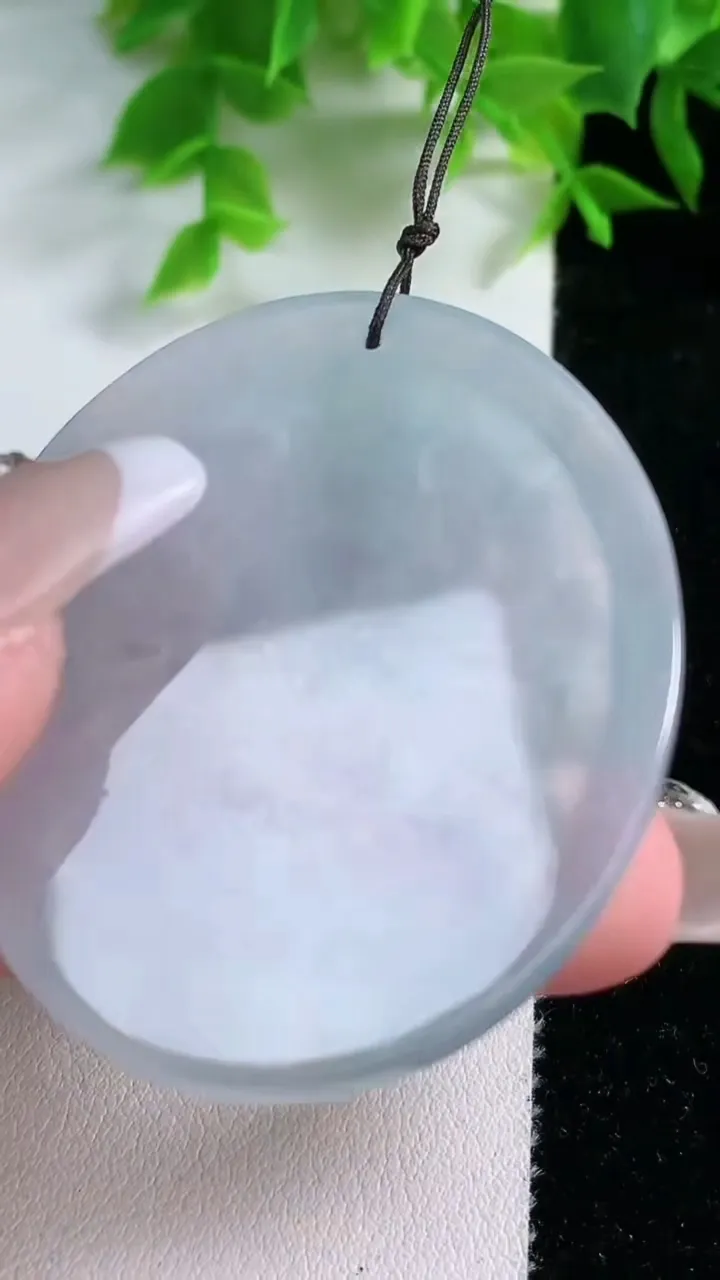 天然A货翡翠千手观音吊坠，尺寸51.3-42.3-5.4，重量:25.52g
1月25日