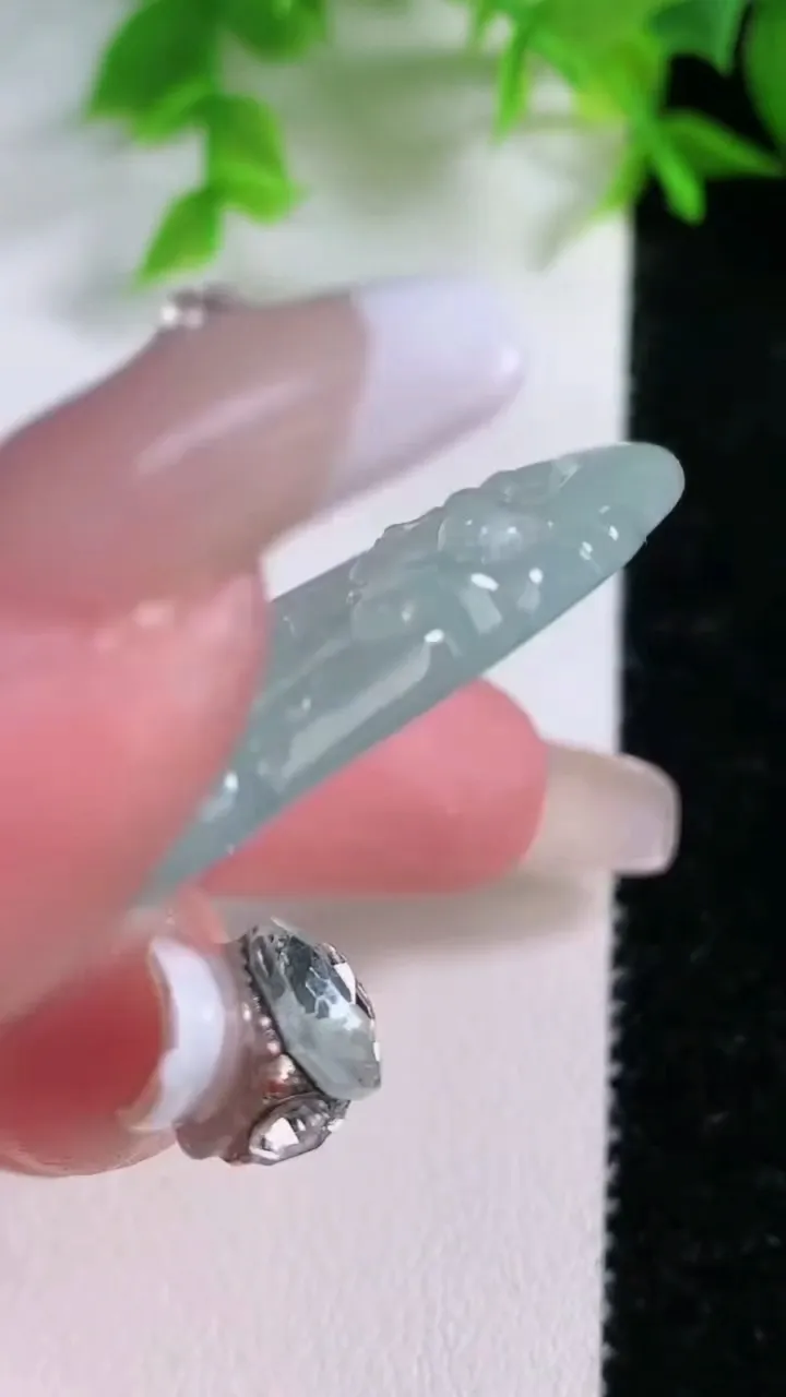 天然A货翡翠虚空藏菩萨吊坠，尺寸47.2-33-5.3，重量:47.50g
1月25日