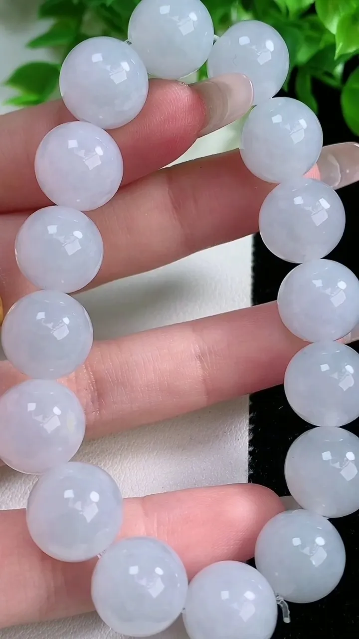 天然A货翡翠圆珠手串，尺寸12.7-16颗，重量:57.17g1月25日
工厂直销收藏佳品,种好水足