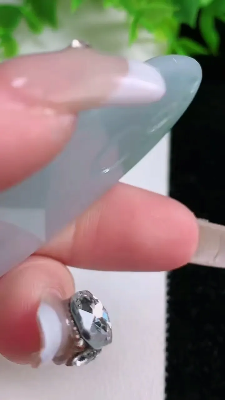 天然A货翡翠观音菩萨吊坠，尺寸61.6-30-4.6，重量:20.53g
1月25日