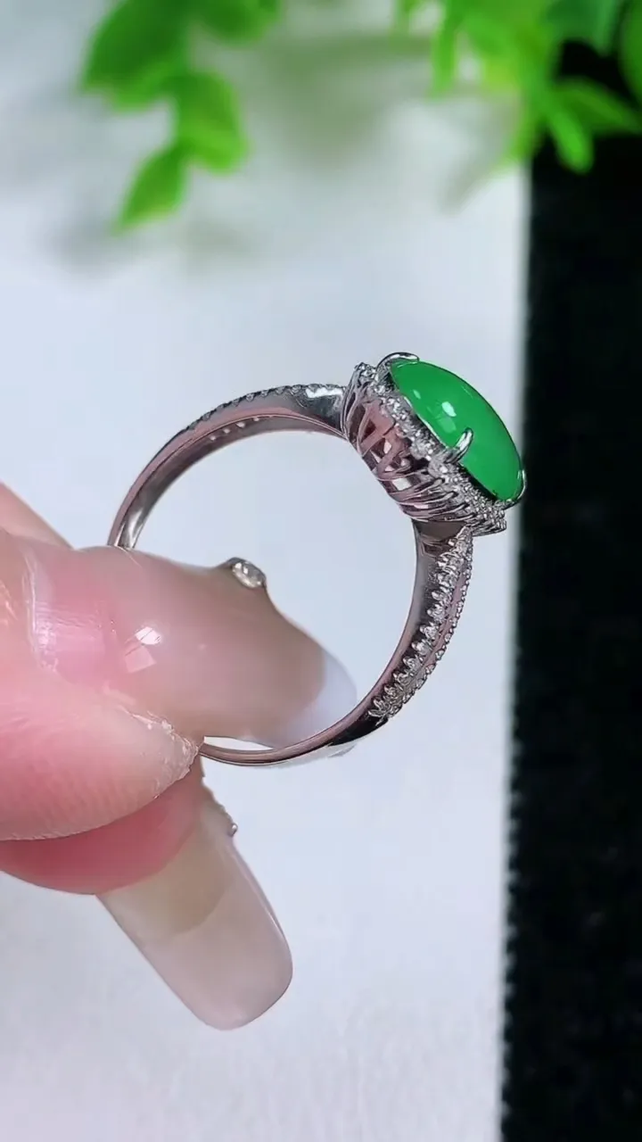 天然A货翡翠蛋面戒指，尺寸17.4-12-7.4-6，重量:2.68g2026年1月25日
工厂直销收藏佳品,种好水足，色泽均匀，有种有色，上手高大气！