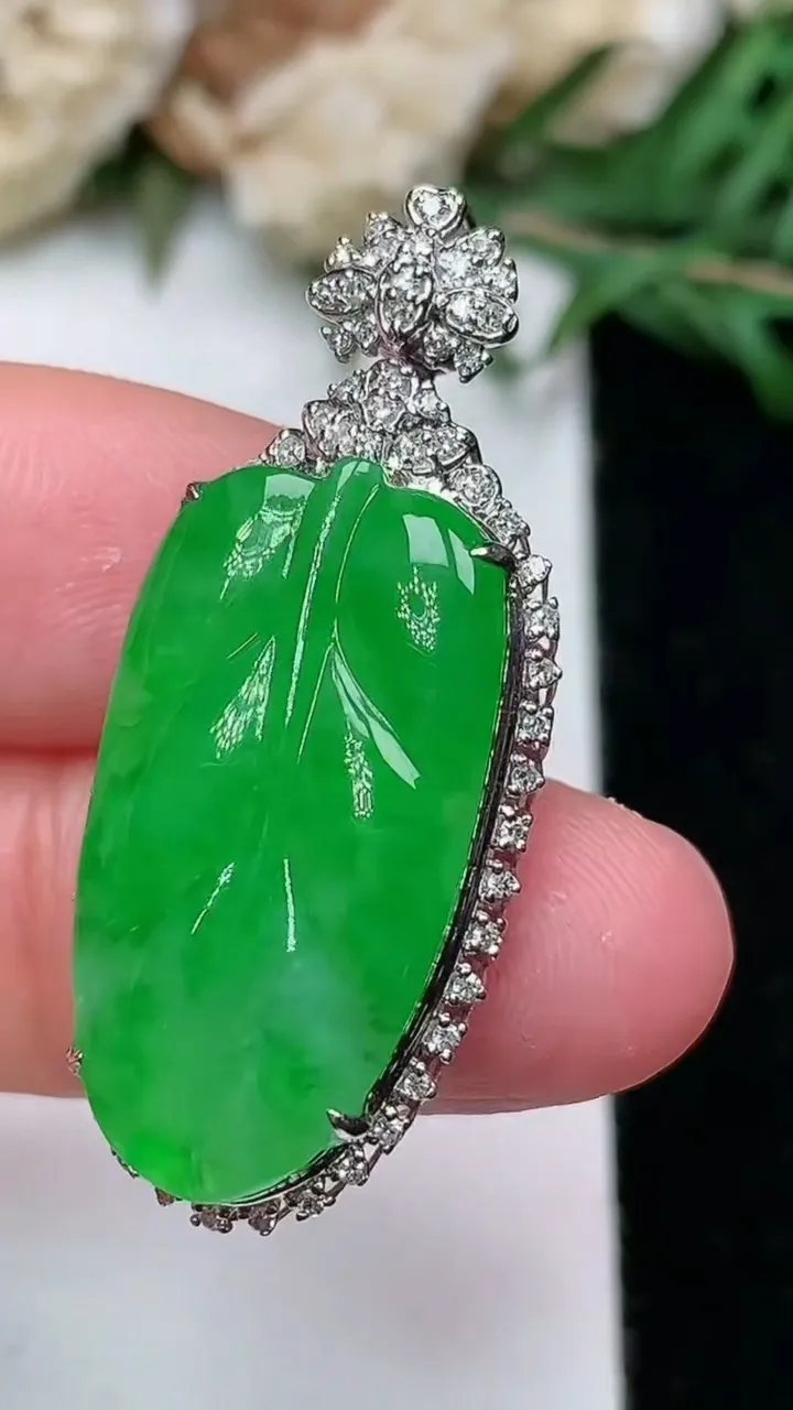 天然A货翡翠金枝玉叶 叶子吊坠，尺寸35.7-15.4-8.4，裸石24.6-12.6，重量:5.02g
1月25日