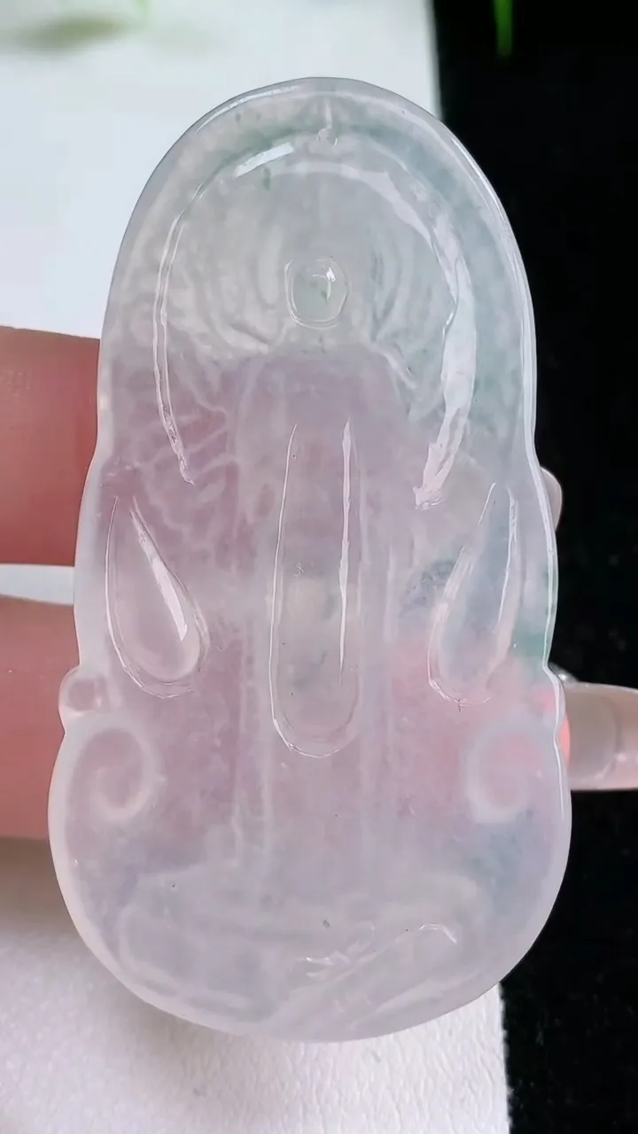 天然A货翡翠千手观音吊坠，尺寸59.7-32.3-5.2，重量:20.92g
1月25日