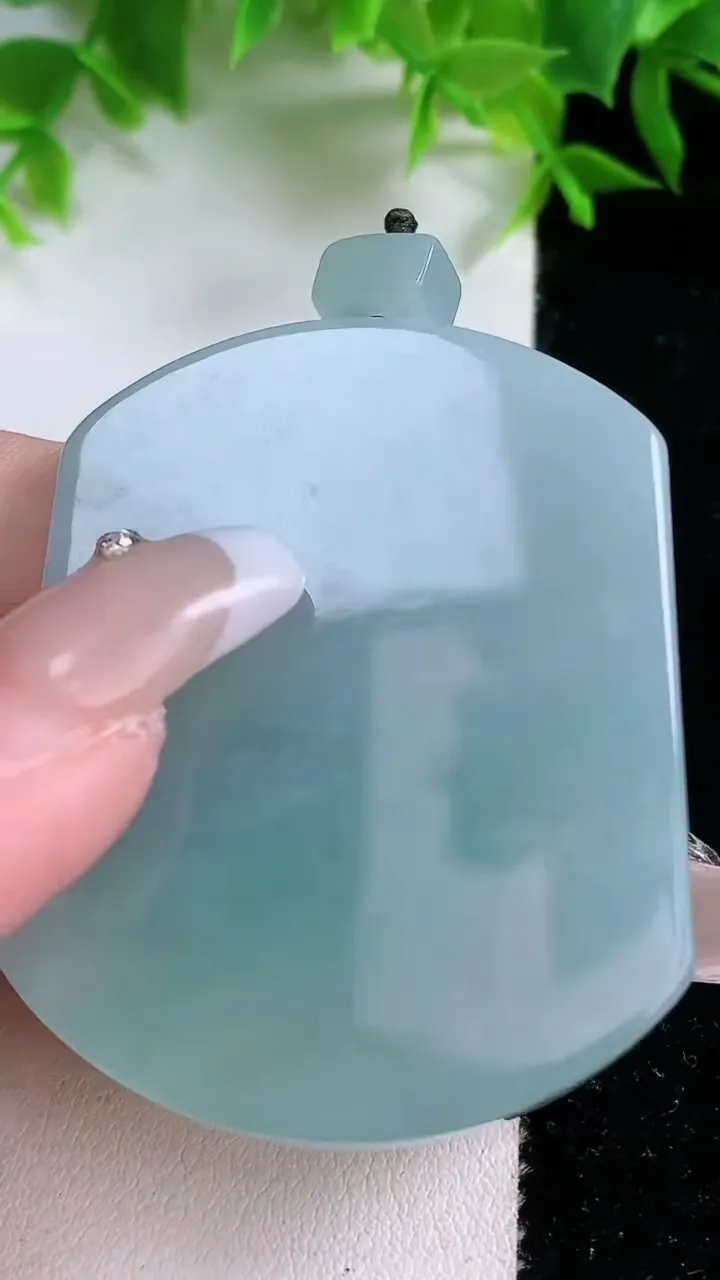 天然A货翡翠无事牌吊坠，尺寸51.7-40.7-6，重量:38.67g
1月25日