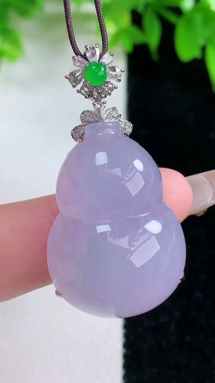 天然A货翡翠18K金紫罗兰葫芦吊坠，尺寸39-27.7-19.8-10.2，重量:10.00g
1月25日