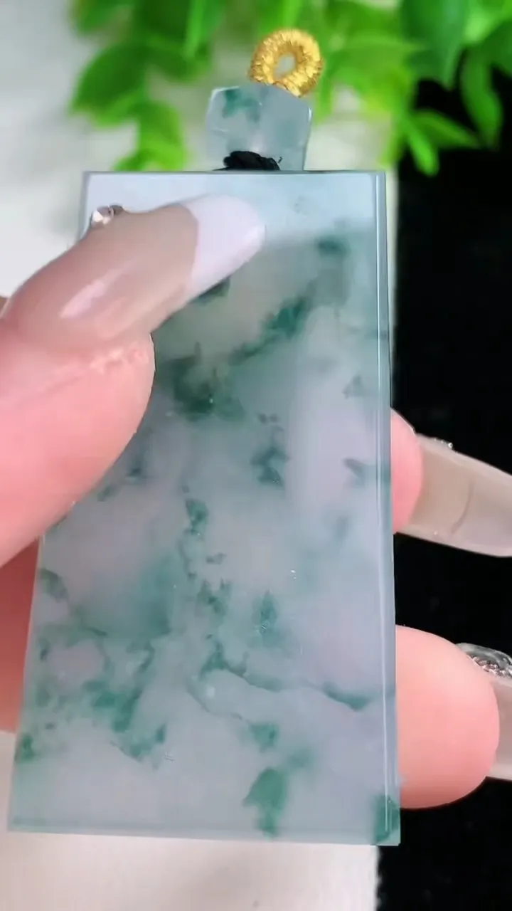 天然A货翡翠种飘花无事牌吊坠，尺寸50-26.7-5.5，重量:25.18g
1月25日