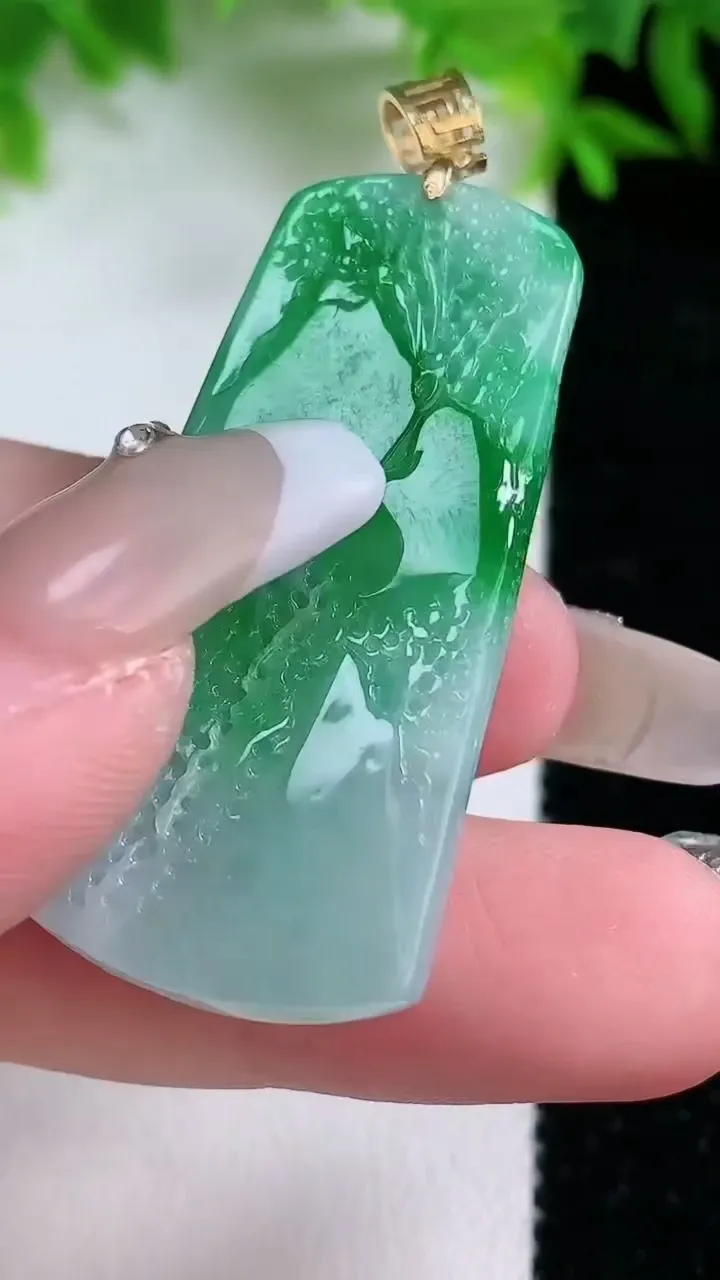 天然A货翡翠山水牌吊坠，尺寸42.8-20.8-7.7，重量:15.16g
1月25日