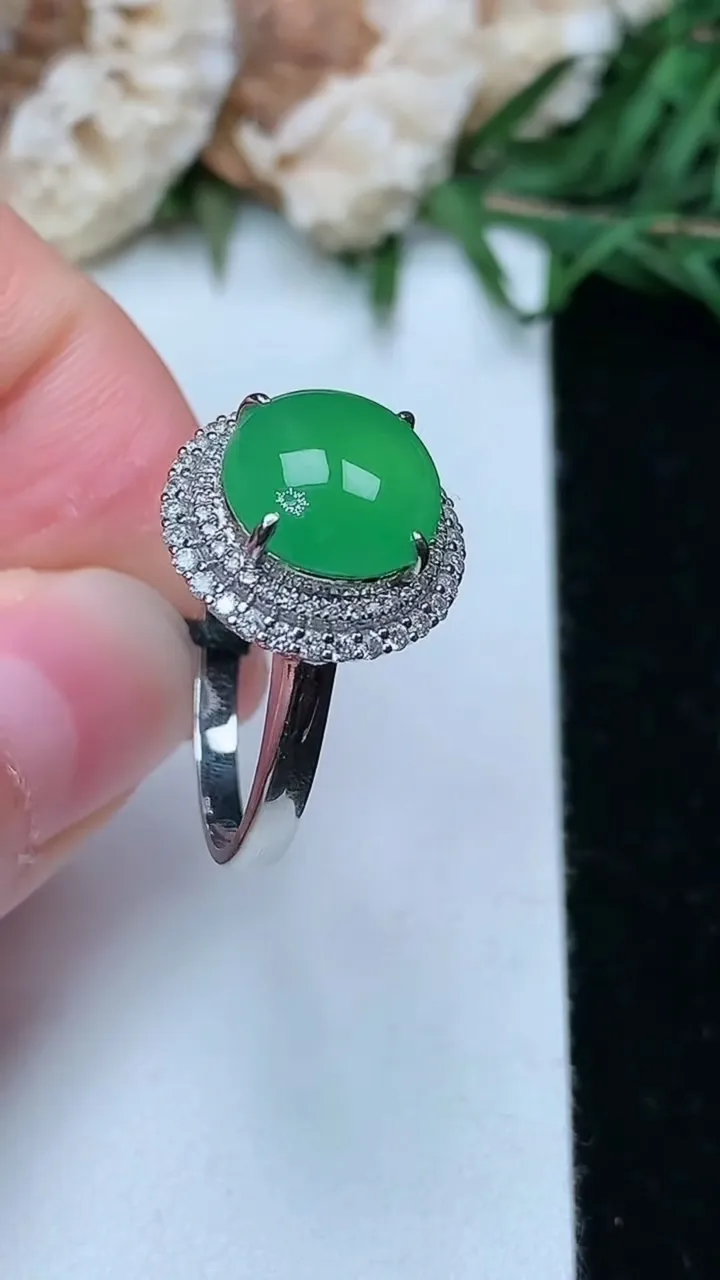 天然A货翡翠蛋面戒指，尺寸17.3-9.6，重量:4.26g2026年1月25日
工厂直销收藏佳品,种好水足，色泽均匀，有种有色，上手高大气！