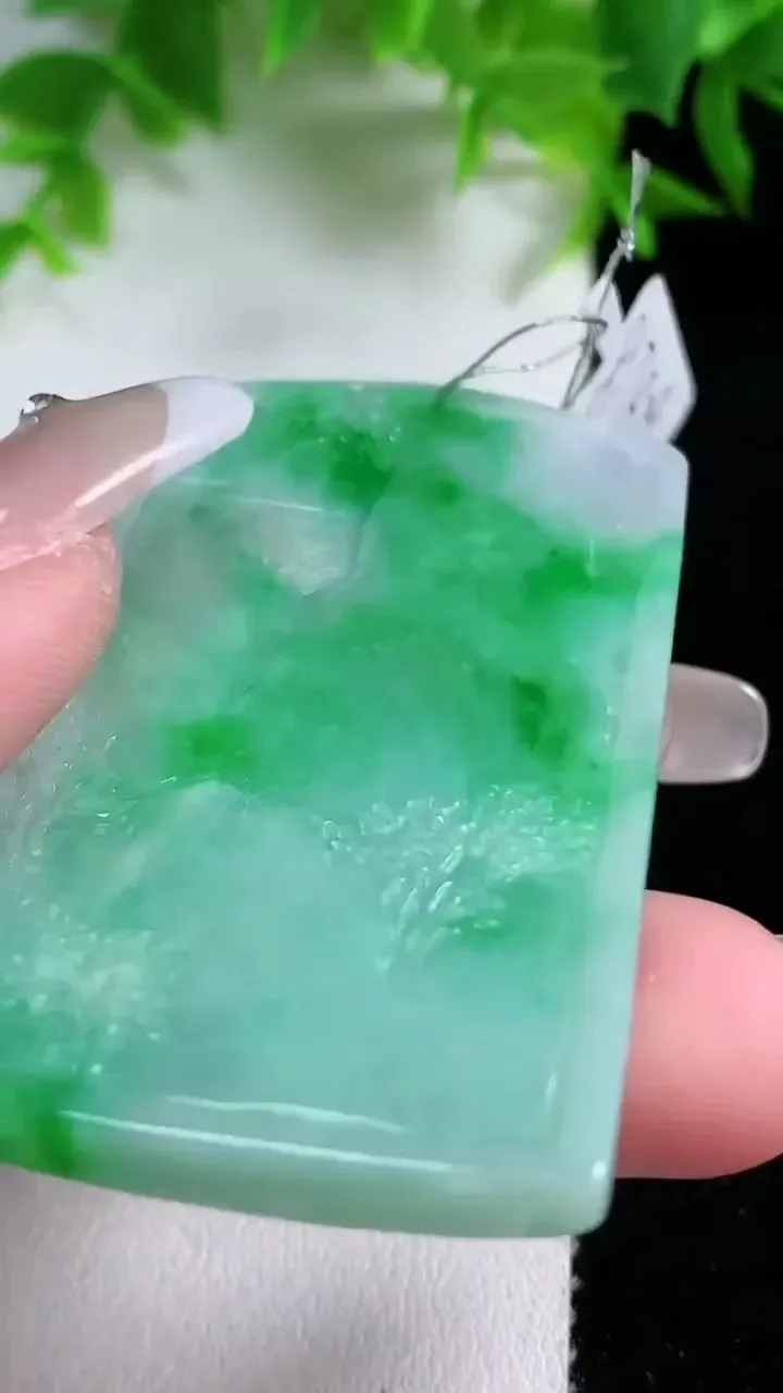 天然A货翡翠山水牌吊坠，尺寸57-36.5-5，重量:26.71g
1月25日