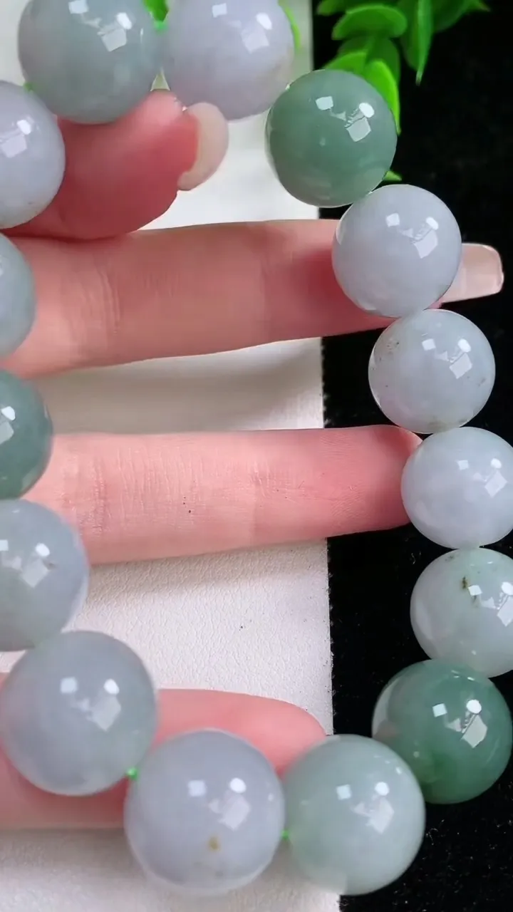 天然A货翡翠圆珠手串，尺寸14.6-15颗，重:77.51g1月25日
工厂直销收藏佳品,种好水足，色泽均匀，有种有色，上手高大气！