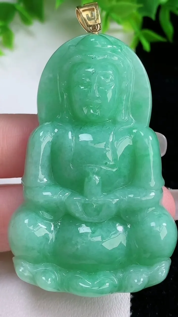 天然A货翡翠观音菩萨吊坠，尺寸61-39.8-7.8，重量:31.61g
1月25日
