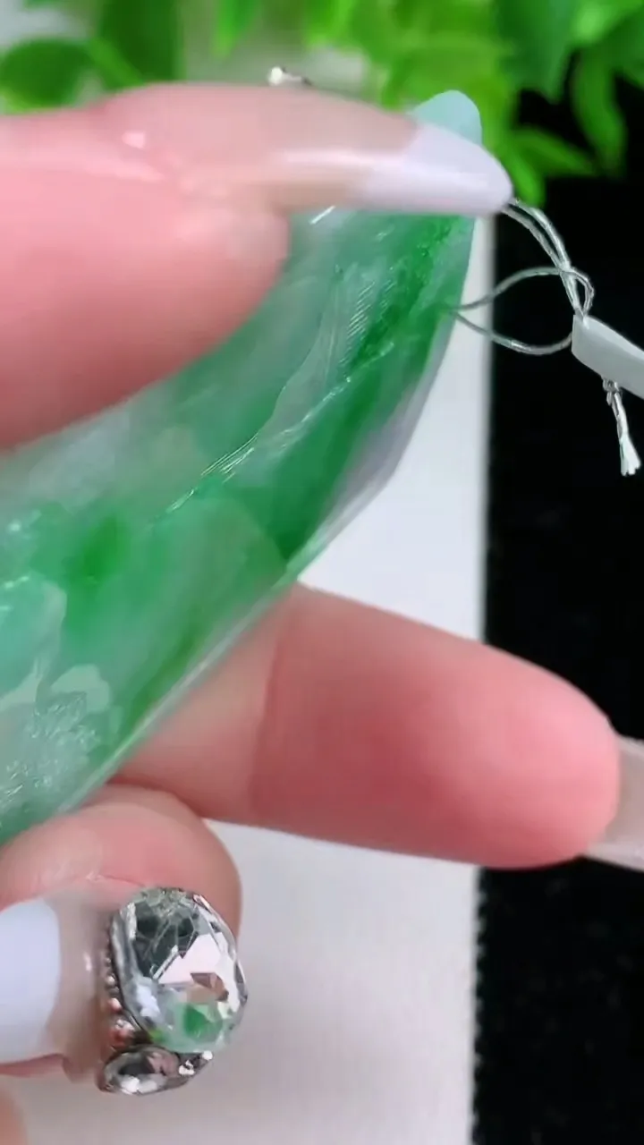 天然A货翡翠山水牌吊坠，尺寸57-36.5-5，重量:26.71g
1月25日