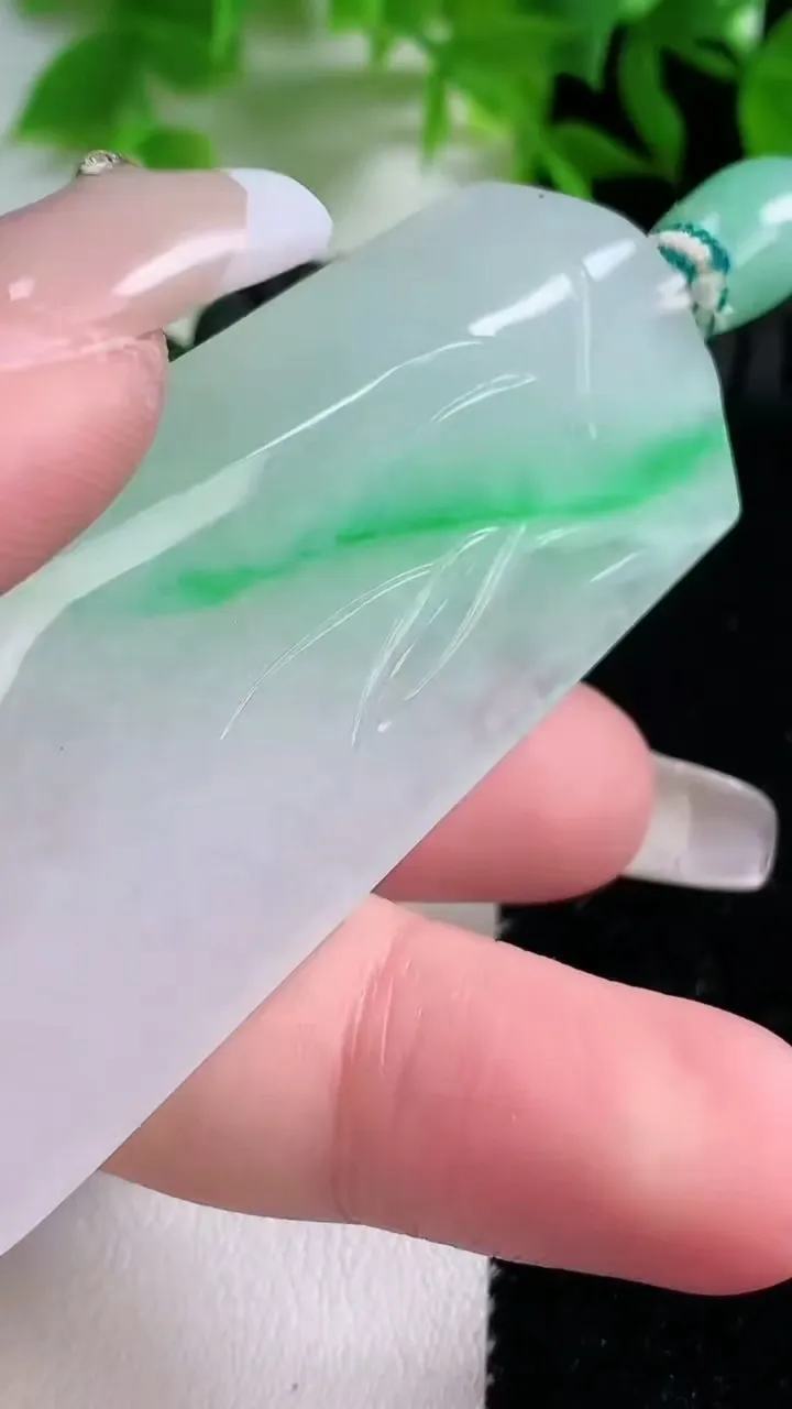 天然A货翡翠观音菩萨吊坠，尺寸65.3-29.2-9.7，重量:42.25g
1月25日