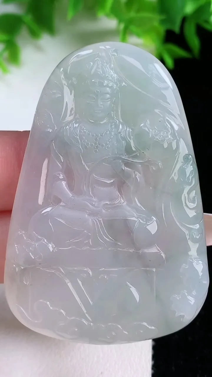 天然A货翡翠大势至菩萨吊坠，尺寸56.8-38.5-4.3，重量:22.66g
1月25日