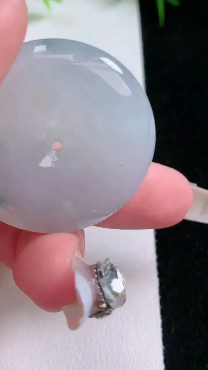 天然A货翡翠飘花平安扣吊坠，尺寸35-6.4，重量:17.16g
1月25日