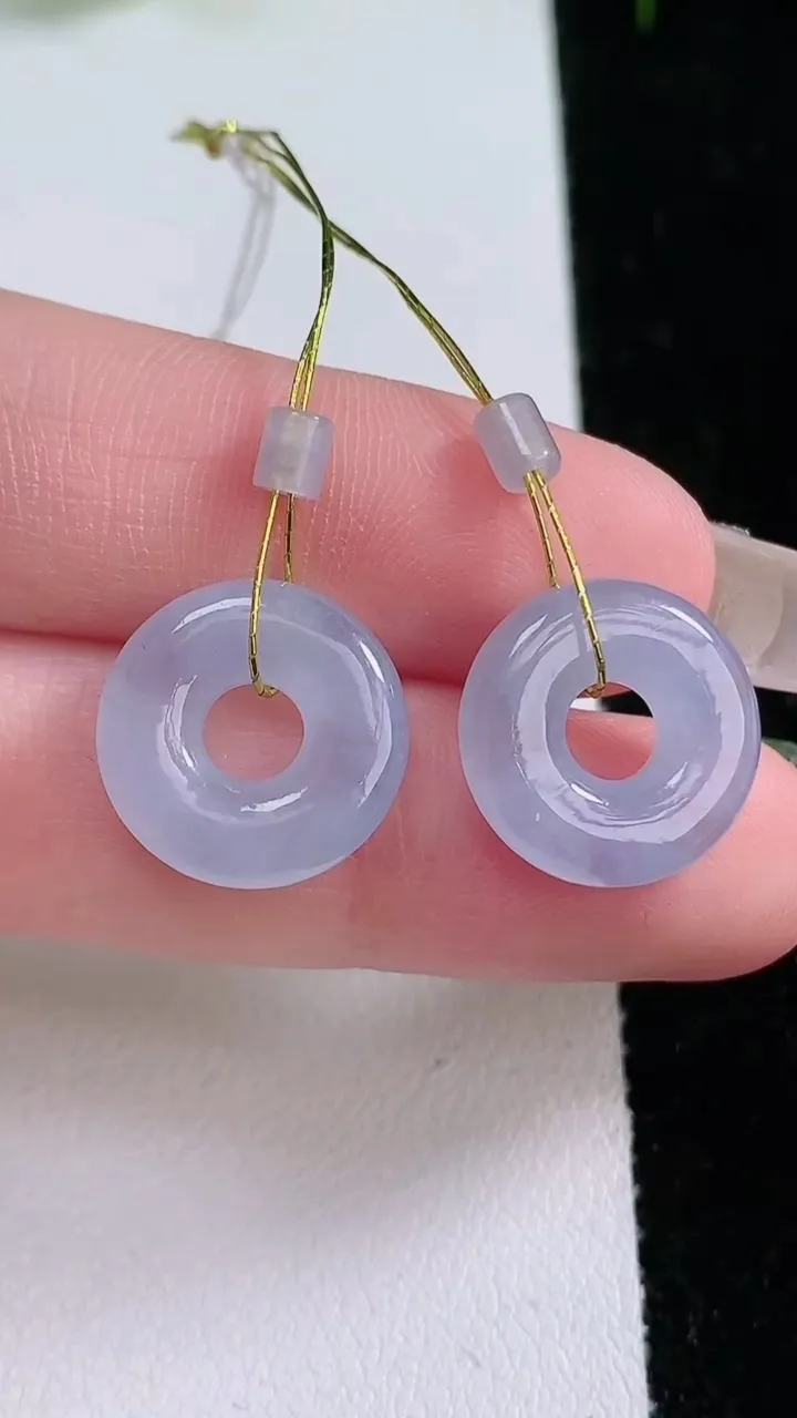 天然A货翡翠紫罗兰平安环吊坠一对，尺寸14.6-3.4，重量:3.38g
1月25日