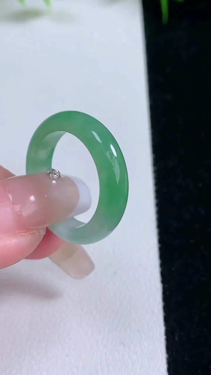 天然A货翡翠指环戒指，尺寸18.2-4.8-3.4，重量:3.64g2026年1月25日
工厂直销收藏佳品,种好水足，色泽均匀，有种有色，上手高大气！